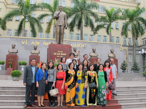 Các cựu sinh viên khóa D1 chụp ảnh lưu niệm trước Tượng đài Chủ tịch Hồ Chí Minh và các cố Bộ trưởng Bộ Nội vụ, Bộ Công an qua các thời kỳ