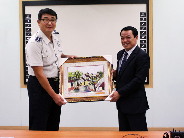 Đồng chí Thiếu tướng, tiến sĩ Đặng Xuân Khang - Phó giám đốc Học viện CSND tặng quà lưu niêm cho Đại học Cảnh sát Quốc gia Hàn Quốc