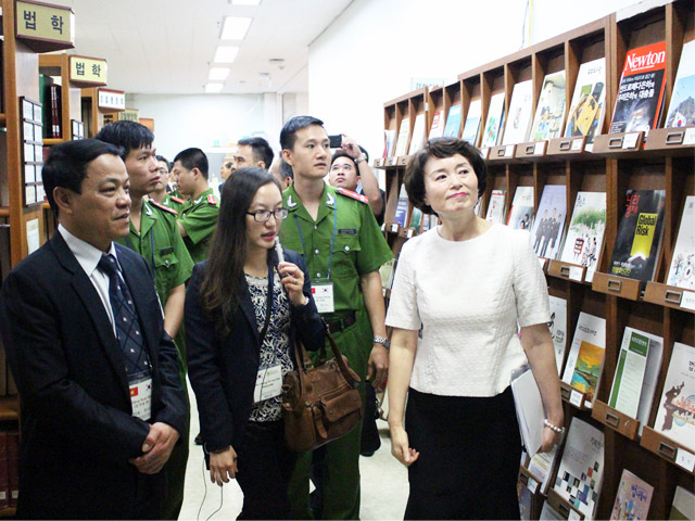 Đồng chí Thiếu tướng, tiến sĩ Đặng Xuân Khang cùng đoàn đi tham quan Thư viện của trường Đại học Cảnh sát Quốc gia Hàn Quốc