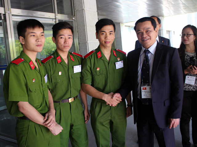 Đồng chí Đặng Xuân Khang thăm hỏi, động viên các lưu học sinh tại trường Đại học Cảnh sát Quốc gia Hàn Quốc