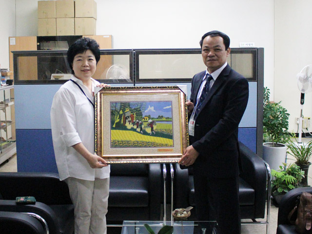 Đồng chí Thiếu tướng, tiến sĩ Đặng Xuân Khang tặng quà lưu niệm cho Ban quản lý Thư viện Quốc gia Hàn Quốc