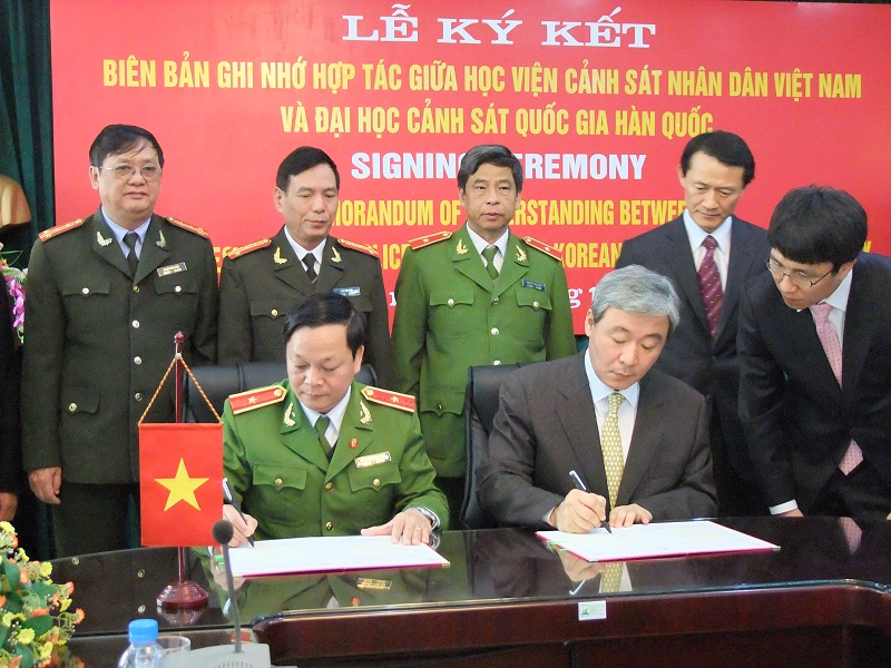 Đồng chí Nguyễn Xuân Yêm và ngài Kang Guynh Yang ký bản ghi nhớ hợp tác