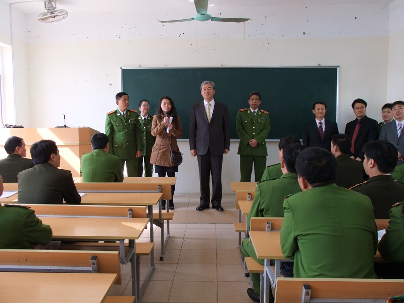Chủ tịch Trường Đại học Cảnh sát quốc gia Hàn Quốc trò chuyện cùng học viên tại một lớp học của Học viện