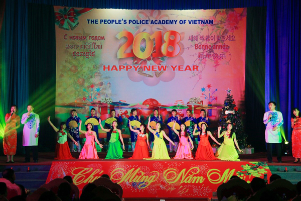Rực rỡ sắc màu văn hóa Dạ hội Ngoại ngữ chào năm mới 2018