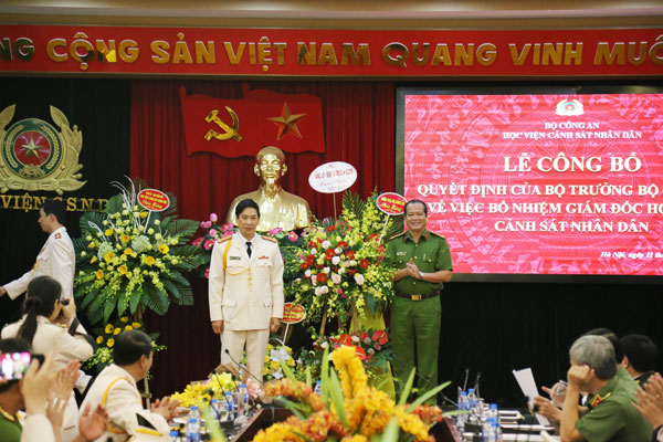 Đại diện Đảng ủy, Ban Giám hiệu trường Đại học CSND chúc mừng Đại tá Trần Minh Hưởng