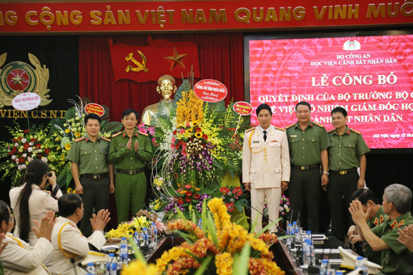 Đại diện lãnh đạo Công an tỉnh Điện Biên tặng hoa chúc mừng tân Giám đốc Học viện