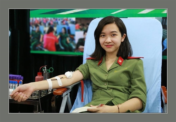 Sôi nổi trong các hoạt động tình nguyện hiến máu. (Ảnh: Trần Hưng)