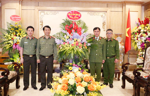 Lãnh đạo Công an tỉnh Hưng Yên chúc mừng Học viện CSND