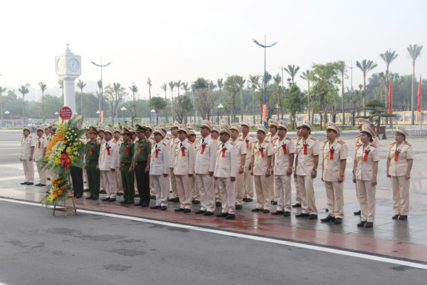 Tập thể Đảng ủy, Ban Giám đốc Học viện cùng đại diện lãnh đạo các đơn vị chức năng làm lễ dâng hương tại Tượng đài Chủ tịch Hồ Chí Minh và các cố Bộ trưởng Bộ Nội vụ, Bộ Công an qua các thời kỳ