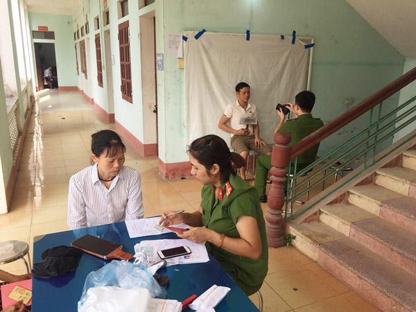 Các sinh viên phối hợp cùng Công an huyện Việt Yên, tỉnh Bắc Giang hỗ trợ người dân làm căn cước công dân