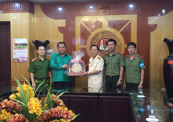 Nghiên cứu sinh, học viên Lào chúc mừng Ngày truyền thống lực lượng CAND