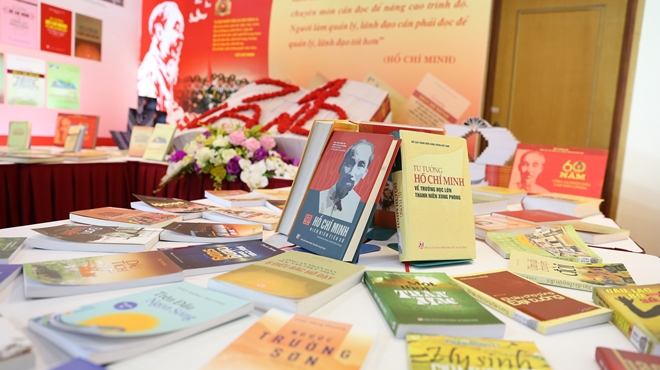 Trưng bày nhiều đầu sách về Chủ tịch Hồ Chí Minh