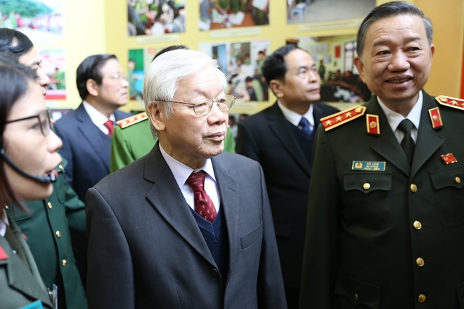 Đồng chí Tổng Bí thư, Chủ tịch nước Nguyễn Phú Trọng; Bộ trưởng Tô Lâm cùng các đồng chí lãnh đạo Bộ Công an tham quan triển lãm