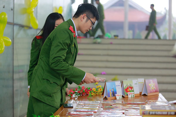 Hội sách năm nay có thêm gian hàng của “Lixi Police” bao gồm 2 mặt hàng chính là lì xì và lịch để bàn với mẫu mã đẹp mắt