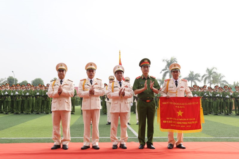 Thứ trưởng Nguyễn Duy Ngọc đã trao Cờ thi đua của Chính phủ cho Học viện CSND