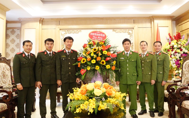 Lưu học viên Lào chúc mừng tập thể cán bộ, giảng viên Học viện