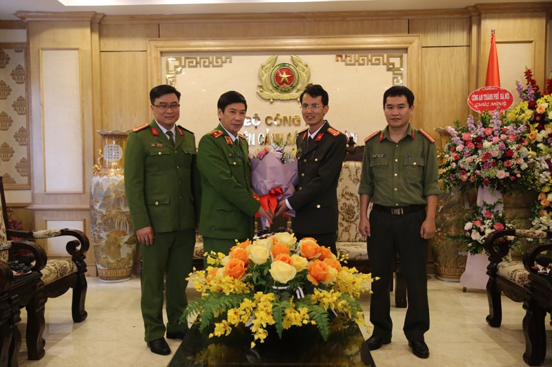 Đại diện Công an tỉnh Nam Định chúc mừng Học viện