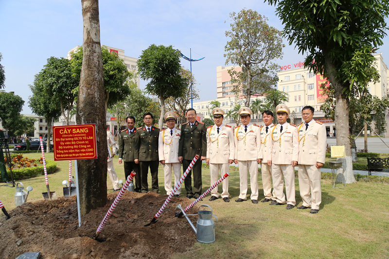 Đồng chí Bộ trưởng trồng cây lưu niệm trong khuôn viên Học viện