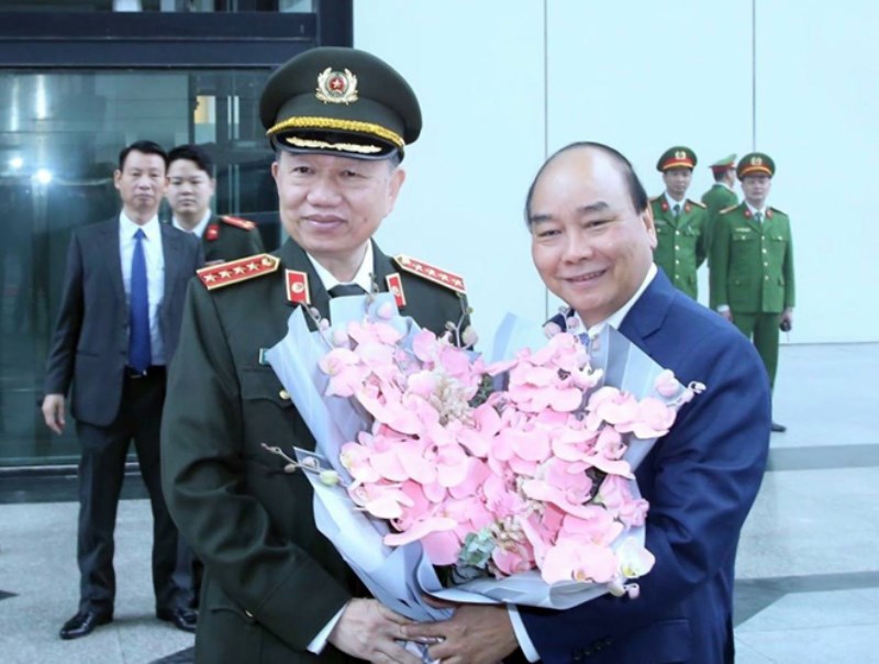 Bộ trưởng Tô Lâm tặng hoa chúc mừng Thủ tướng Chính phủ Nguyễn Xuân Phúc.