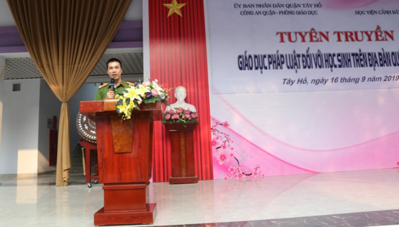 Trung tá, TS Doãn Xuân Hùng, Phó trưởng khoa Cảnh sát hình sự phát biểu tại buổi tuyên truyền