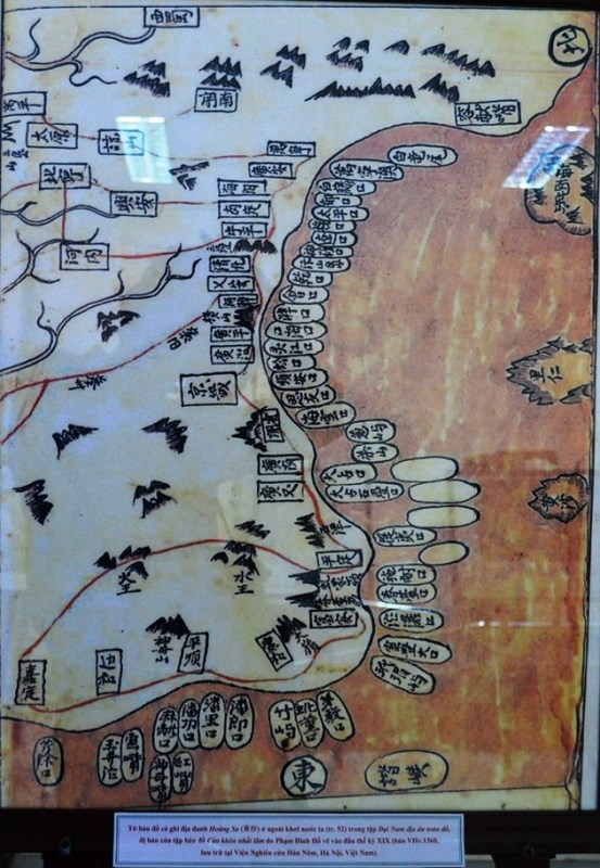 Tờ bản đồ có ghi địa danh Hoàng Sa ở ngoài khơi nước ta, được vẽ vào đầu thế kỷ XIX, trong tập “Đại Nam địa dư toàn đồ”. Ảnh: VGP/Thế Phong