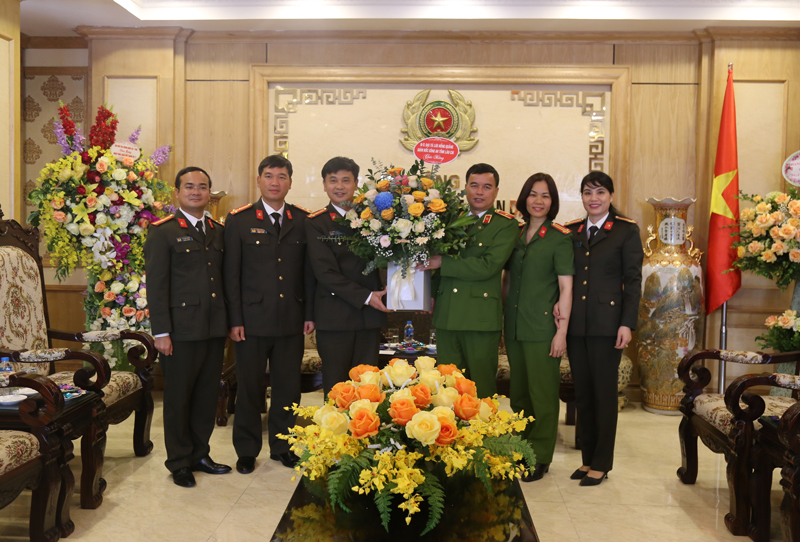 Công an tỉnh Lào Cai chúc mừng Học viện CSND