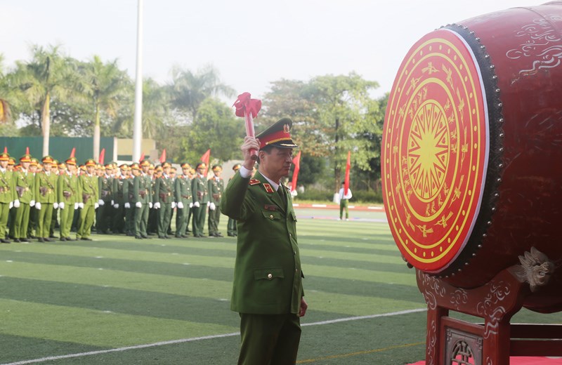 Thiếu tướng Nguyễn Duy Ngọc, Ủy viên Thường vụ Đảng ủy Công an Trung ương, Thứ trưởng Bộ Công an đánh trống chính thức khai giảng năm học 2020 - 2021
