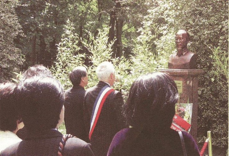 Tượng đài Chủ tịch Hồ Chí Minh tại Công viên Môngtơrơi (Cộng hòa Pháp), khánh thành ngày 19/5/2005. (Nguồn: Tài liệu lưu trữ Bộ Ngoại giao)