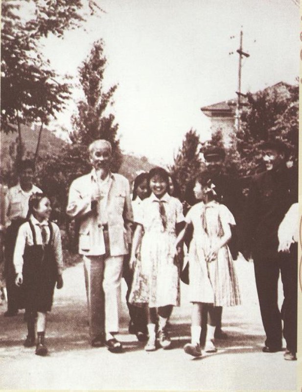 Chủ tịch Hồ Chí Minh với các cháu thiếu nhi ở quê hương Chủ tịch Mao Trạch Đông trong chuyến Người đi thăm Trung Quốc, ngày 24/5/1961. (Nguồn: Tài liệu lưu trữ Bộ Ngoại giao)