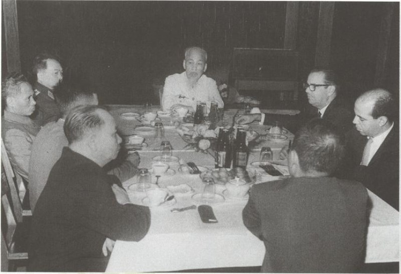 Chủ tịch Hồ Chí Minh tiếp Tổng thống Cuba Ốtvanđô Đốticốt tại ngôi nhà sàn trong Khu Phủ Chủ tịch, ngày 29/10/1966. (Nguồn: Khu di tích Hồ Chí Minh tại Phủ Chủ tịch)