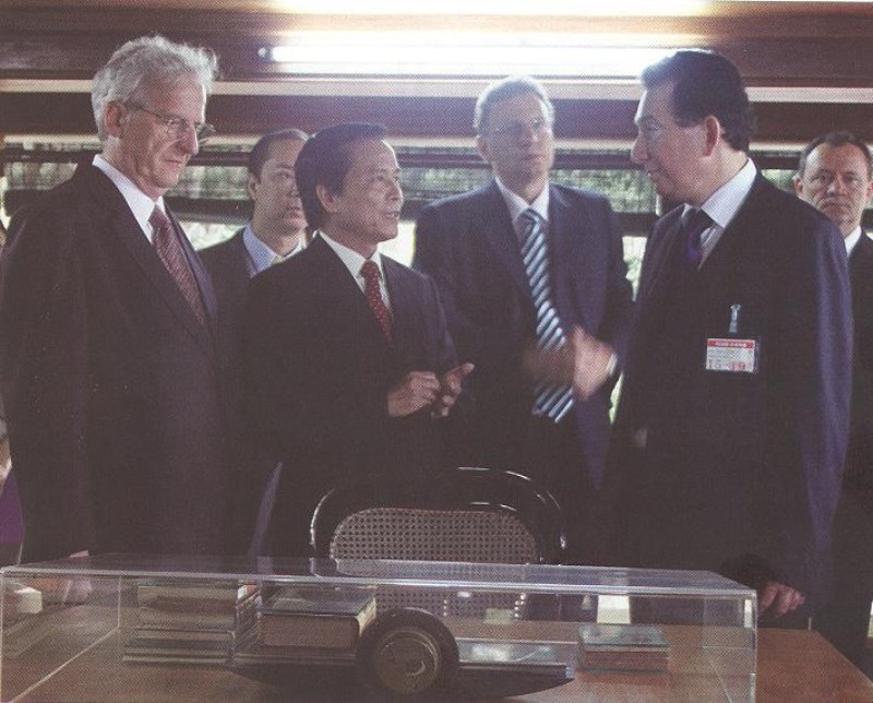 Tổng thống nước Cộng hòa Hungary Laszlo Solyom thăm Khu di tích Hồ Chí Minh tại Phủ Chủ tịch, ngày 18/5/2008. (Nguồn: Khu di tích Hồ Chí Minh tại Phủ Chủ tịch)