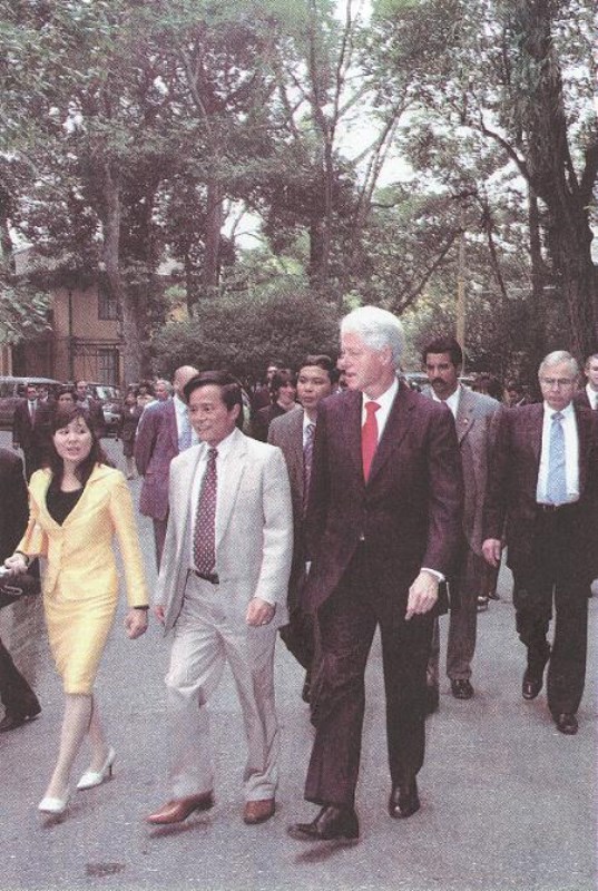 Cựu Tổng thống Mỹ Bill Clinton thăm Khu di tích Hồ Chí Minh tại Phủ Chủ tịch, ngày 6/12/2006. (Nguồn: Khu di tích Hồ Chí Minh tại Phủ Chủ tịch)