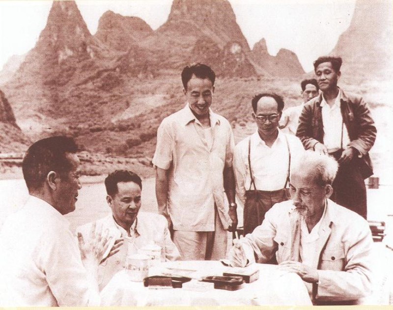 Chủ tịch Hồ Chí Minh làm thơ chữ Hán trên thuyền đi thăm sông Ly Giang, tỉnh Quảng Tây (Trung Quốc), tháng 5/1961. (Nguồn: Khu di tích Hồ Chí Minh tại Phủ Chủ tịch)