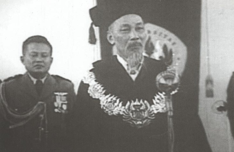 Chủ tịch Hồ Chí Minh trong buổi lễ nhận bằng Tiến sĩ danh dự luật học tại trường Đại học Patgiaran, Băngđung, Cộng hòa Inđônêxia, tháng 3/1959. (Nguồn: Khu di tích Hồ Chí Minh tại Phủ Chủ tịch)