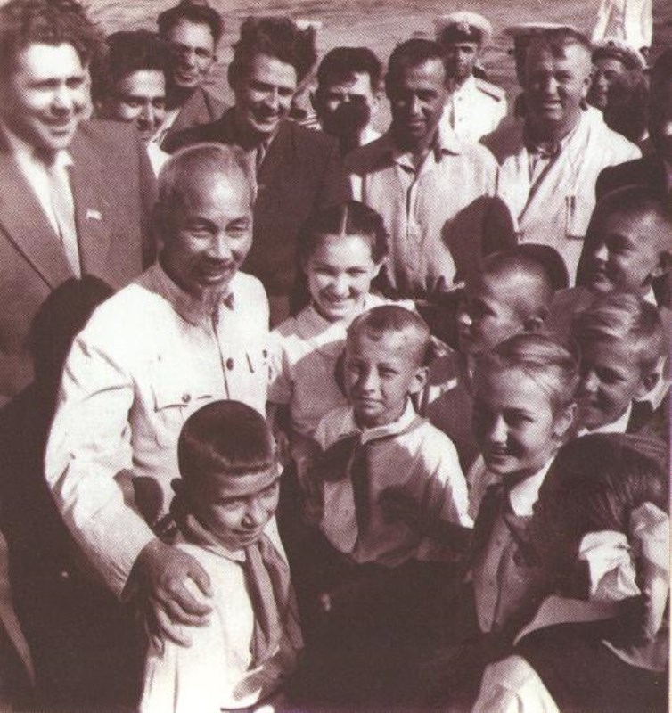 Chủ tịch Hồ Chí Minh với các cháu thiếu nhi thành phố Kiép, thủ đô nước Cộng hòa Xô Viết Ucraina (Liên Xô), tháng 7/1959. (Nguồn: Tài liệu lưu trữ Bộ Ngoại giao)