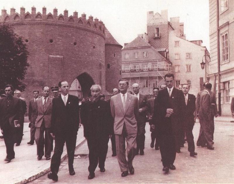 Chủ tịch Hồ Chí Minh thăm Thủ đôn Vácxava (Ba Lan), tháng 7/1957. (Nguồn: Khu di tích Hồ Chí Minh tại Phủ Chủ tịch)