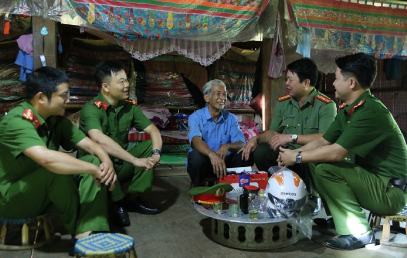 Đoàn TNCS Hồ Chí Minh Học viện CSND thăm hỏi tặng quà cho các gia đình chính sách, gia đình có công với cách mạng, gia đình có hoàn cảnh khó khăn