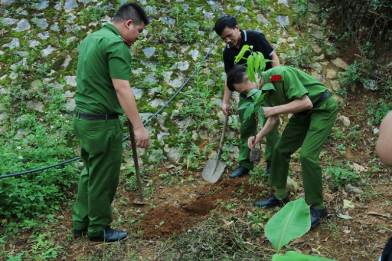 Đoàn TNCS Hồ Chí Minh Học viện CSND dọn dẹp vệ sinh môi trường, lao động với nhân dân
