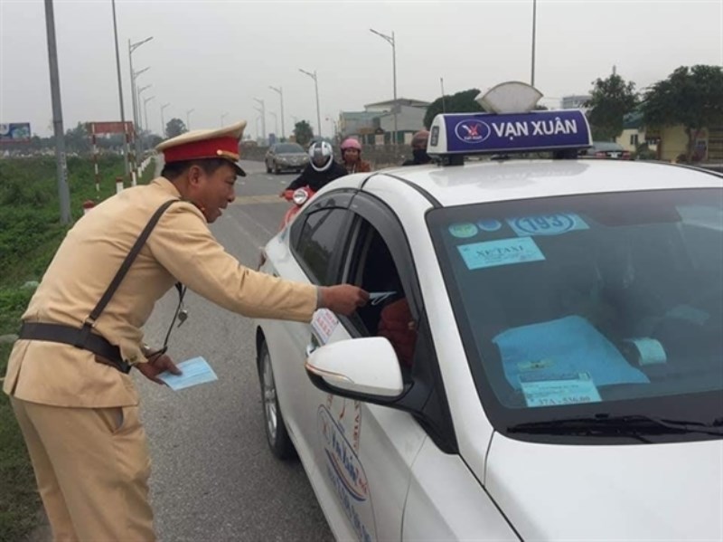 Cảnh sát Giao thông công an TP Vinh phát khẩu trang miễn phí cho người dân khi tham gia giao thông trước cổng bến xe Vinh.