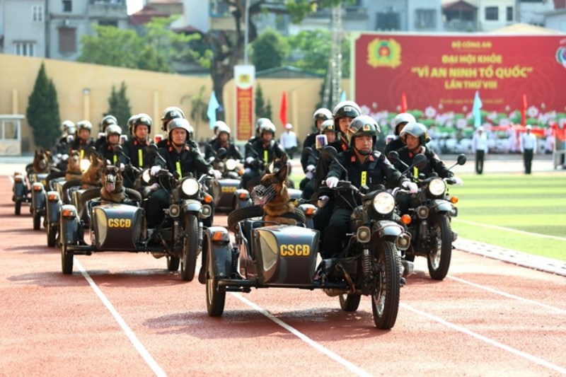 Khối xe chở lực lượng Cảnh sát cơ động  phối hợp cùng động vật nghiệp vụ