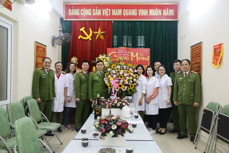 Ban Giám đốc Học viện và đại diện các đơn vị chức năng chúc mừng các bác sĩ, y tá, điều dưỡng nhân ngày Thầy thuốc Việt Nam