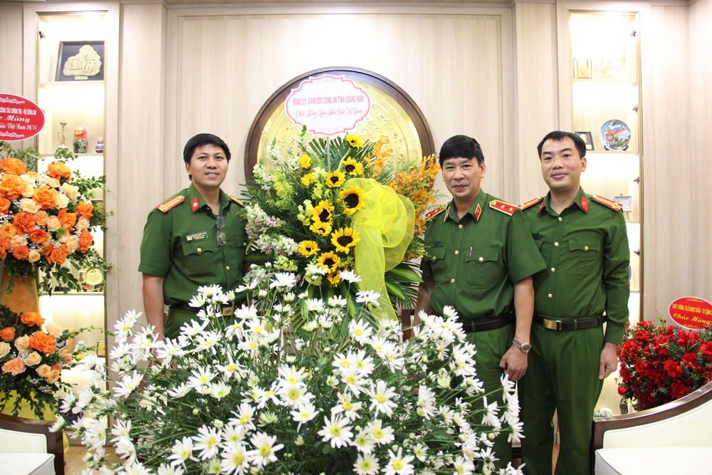 Ban Giám đốc Công an tỉnh Quảng Nam tặng hoa chúc mừng Học viện CSND