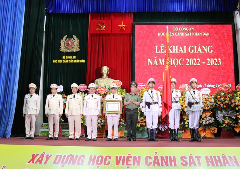 Thiếu tướng, TS Lê Tấn Tới, Ủy viên Trung ương Đảng, Chủ nhiệm Ủy ban Quốc phòng và An ninh của Quốc hội trao Huân chương Quân công hạng Ba cho Học viện CSND