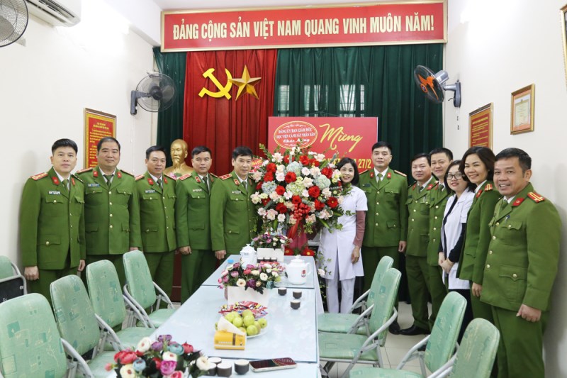 Ban Giám đốc Học viện và đại diện các đơn vị chức năng chúc mừng các bác sĩ, y tá, điều dưỡng nhân ngày Thầy thuốc Việt Nam