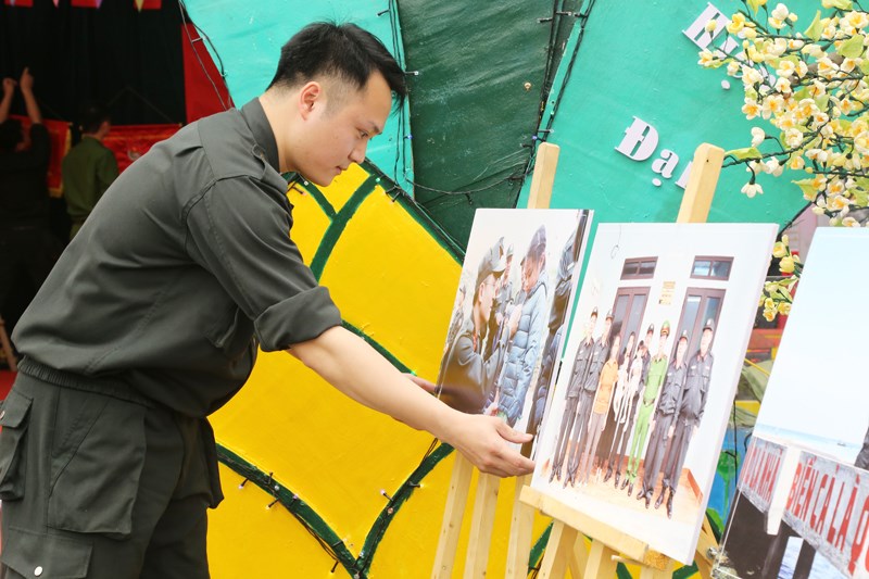 Góc trưng bày ảnh truyền thống của Bộ Tư lệnh Cảnh sát cơ động.